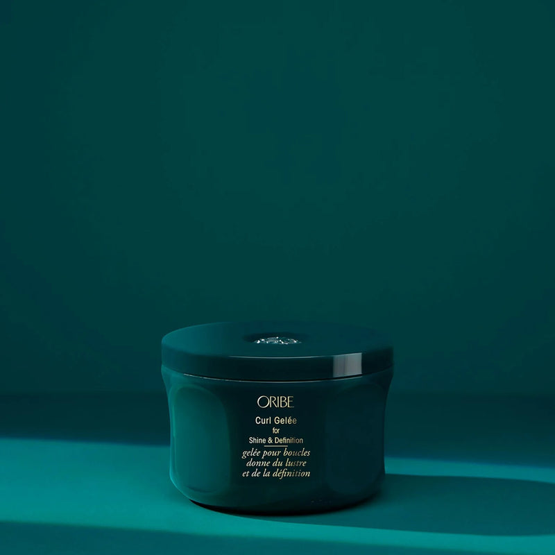Oribe Curl Gelée for Shine & Definition – lightweight hydrating curl jelly with macadamia, neem, apricot oils and nourishing butter complex for smooth, defined, frizz‑free curls.