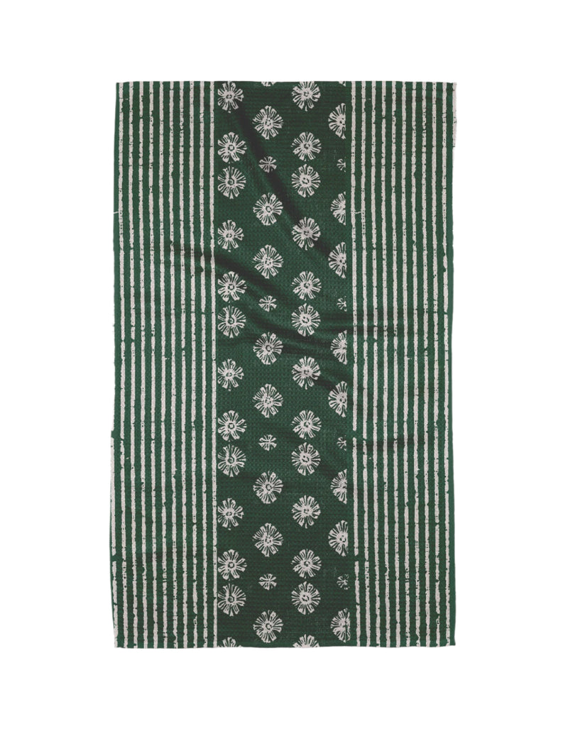 Geometry Kitchen tea towel in Freya design – ultra-absorbent, quick-drying microfiber towel in a beautiful deep green color, with modern Scandinavian-inspired abstract pattern.