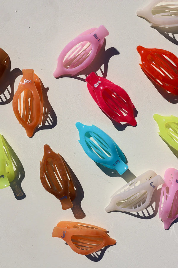 KAXI Jelly 2.0 Lay Down Claw in Blue – lightweight translucent blue claw clip in KAXI’s signature arched shape, designed for secure, no-crease hold while lying down, driving, or lounging; perfect for thick or fine hair.