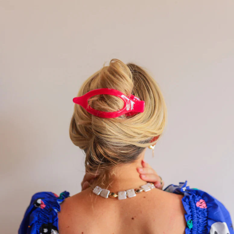 KAXI Jelly 2.0 Lay Down Claw in Hot Pink – bold translucent hot pink claw made from flexible jelly acetate with internal grip teeth and curved shape to hold securely without slipping, even while lying down or exercising.